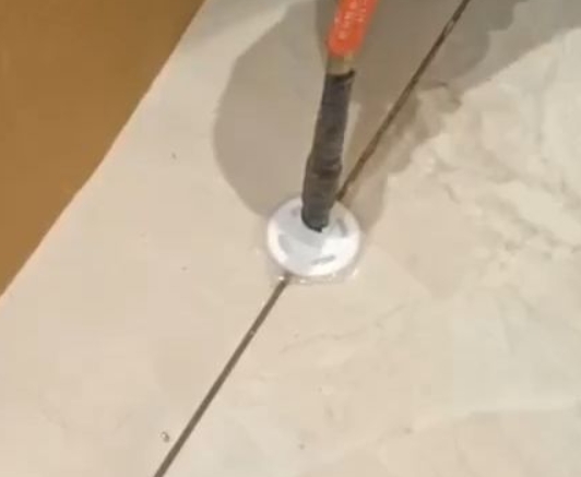 新乡市瓷砖空鼓维修公司专业解答瓷砖在铺贴过程中，如果没有涂抹均匀到位的粘结材料（如水泥砂浆或瓷砖胶），可能会导致以下问题
