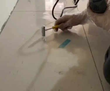 新乡市瓷砖开裂维修公司专业分享瓷砖在铺贴前如果没有沥干水分，将会导致以下问题