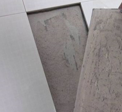 新乡市瓷砖空鼓维修公司分享瓷砖铺贴时如果打浆（即涂抹在瓷砖背面和基层上的砂浆或瓷砖胶）过少，会带来以下问题